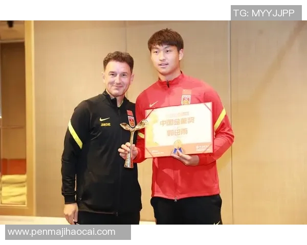 国足主帅亲赴基层选拔新人，现场引发围观