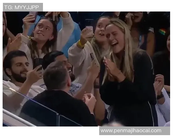 球迷比赛日现场深情求婚引发满场掌声见证浪漫时刻 球迷比赛日现场深情求婚引发满场掌声见证浪漫时刻